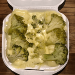 Batata de brócolis com dois queijo